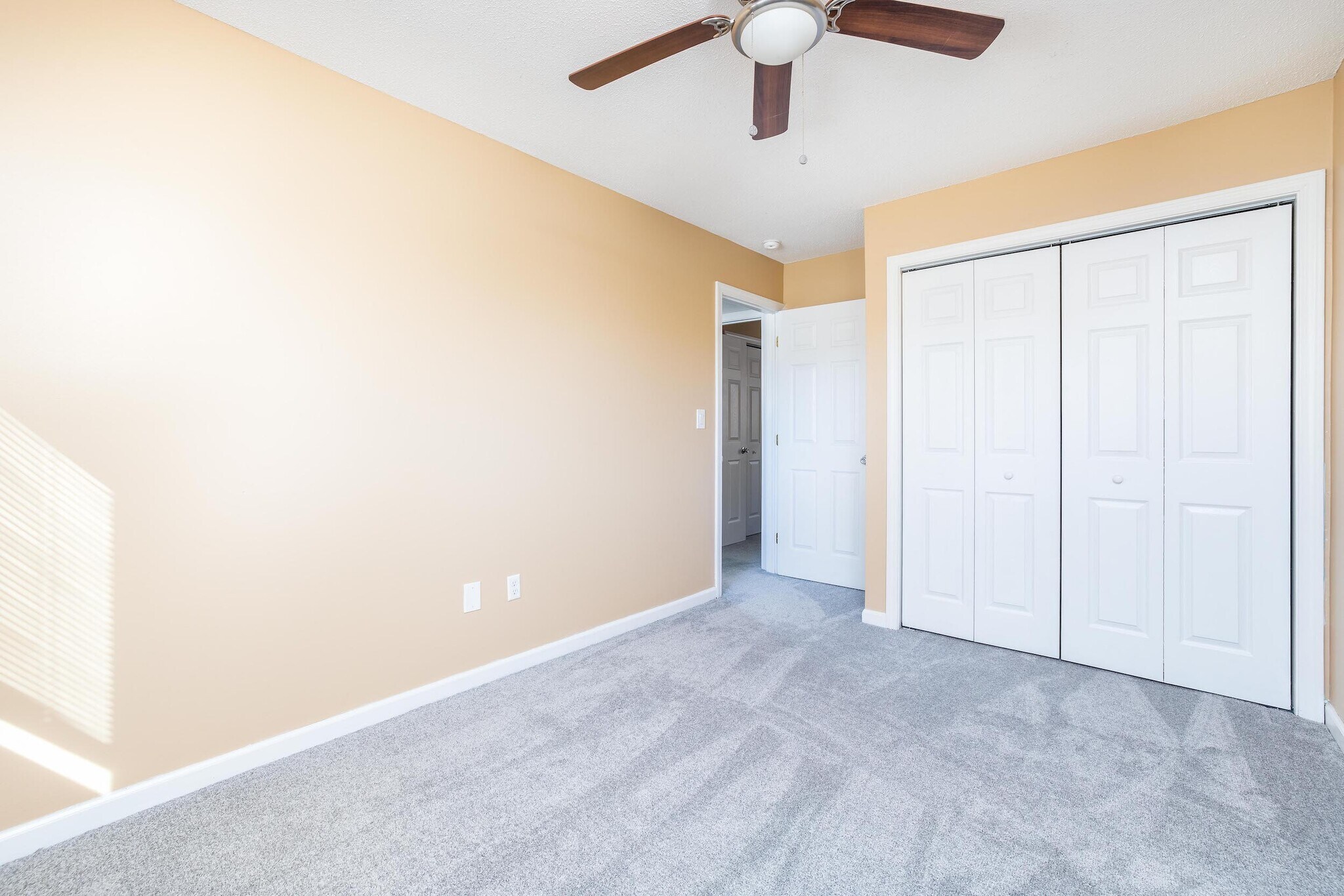 Building Photo - 15 Lake Dr