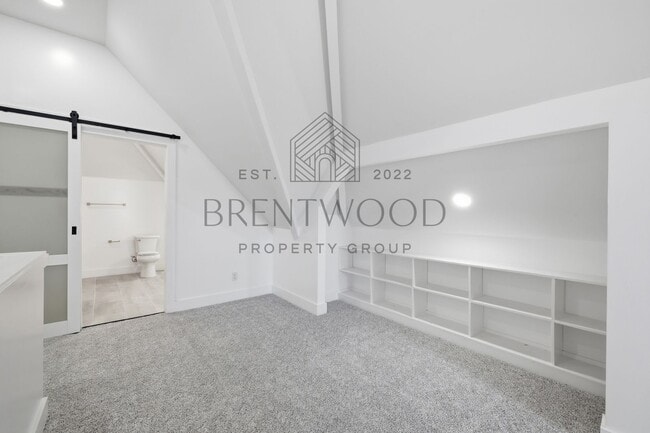 Building Photo - Contemporary 4bed/3bath with Private Yard