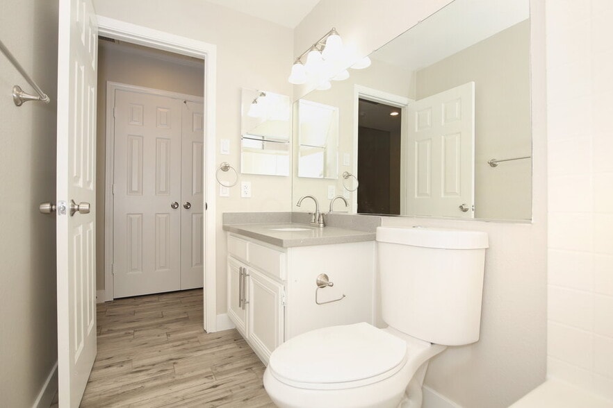 Building Photo - 4445 Cielo Ln