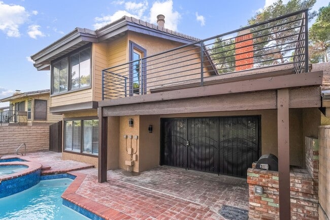 Building Photo - 968 Pinehurst Dr