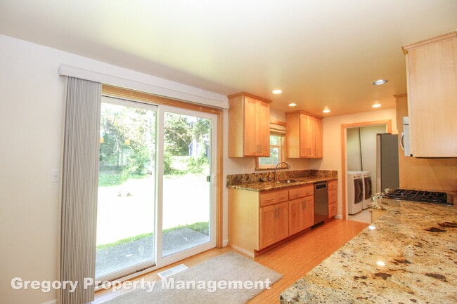 Building Photo - Charming updated 3-Bed/1-Bath Rambler on q...