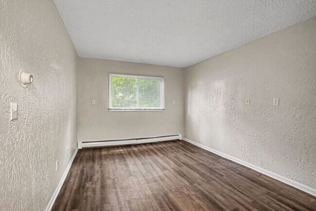 Building Photo - $774 1 bed/1 bath Apartment in Eastwood ***Ask about our Security Deposit Alternative!***