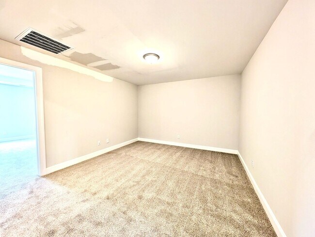 Building Photo - 722 Putney Hl Rd