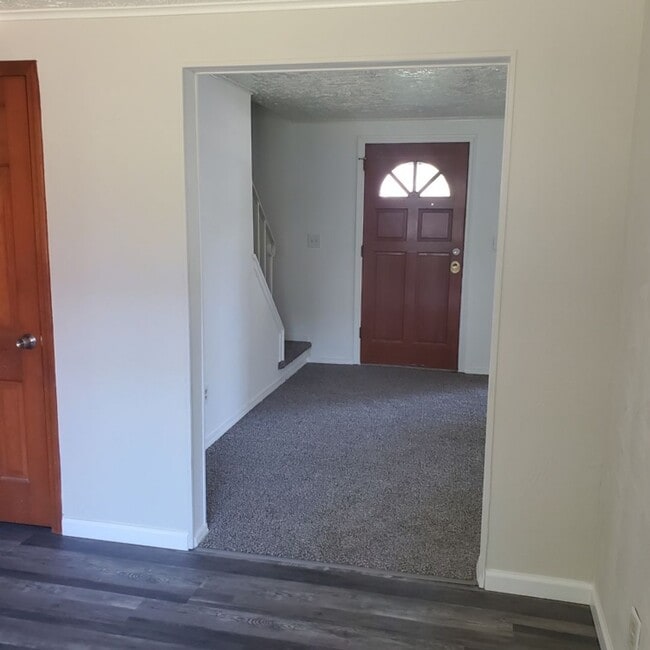Building Photo - 3 bdrm Bungalow House For Rent!!!