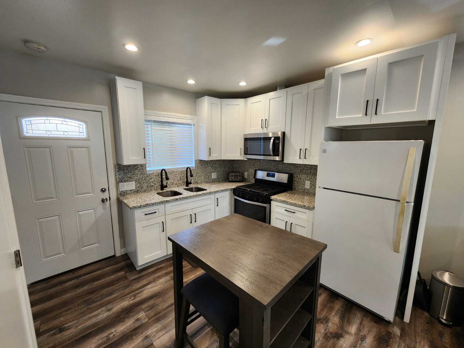 kitchen space - 10614 Amestoy Ave