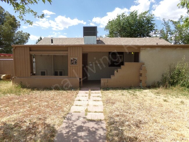 Building Photo - ADORABLE 2 BEDROOM 1 BATHROOM HOME