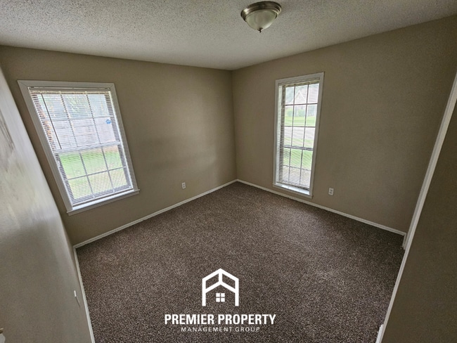 Building Photo - Huge 3BR/2BA Near Kirby | 1,774 Sq Ft, Hardwood Floors, Fireplace & Bay Window