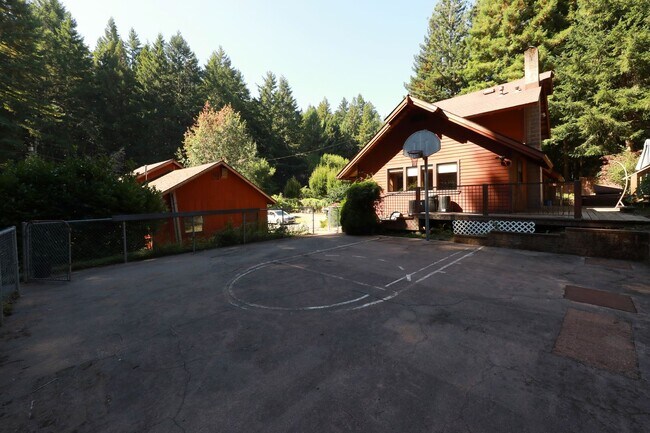 Building Photo - Spacious 3/2.5 Custom Home in Kneeland