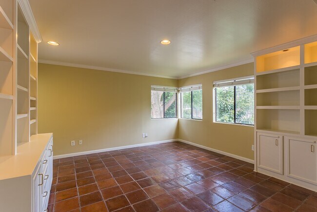 Building Photo - 2349 Albans Rd