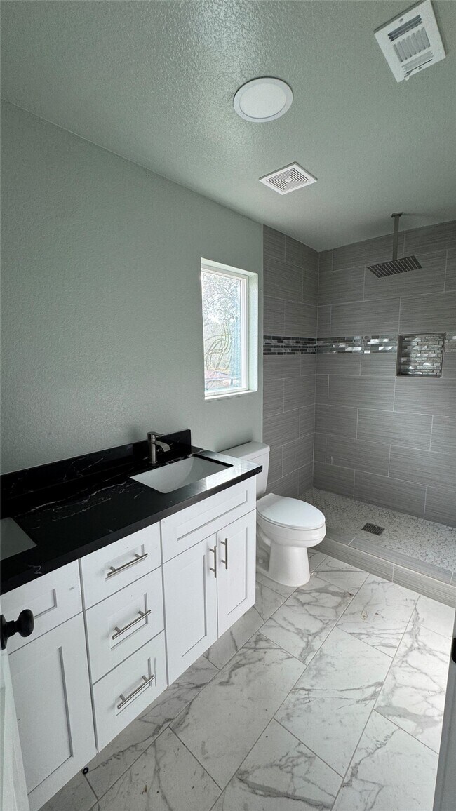 Building Photo - 129 S 10th St