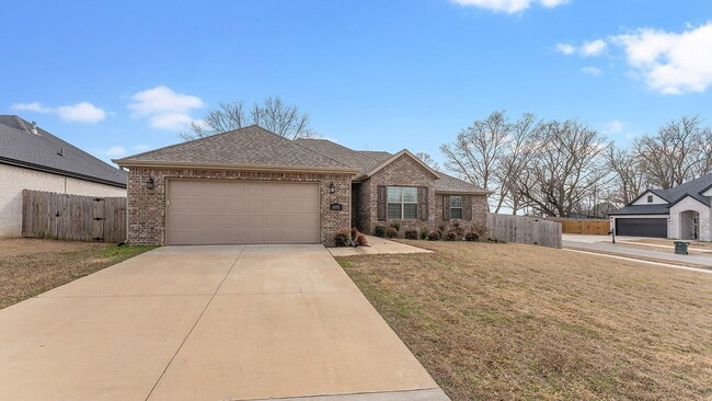 Building Photo - "Charming 4-Bed Oasis with 2 Full Baths in Prime Fayetteville Location – 1800 Sq Ft of Comfort!"