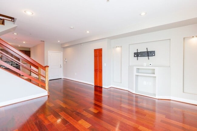 Building Photo - 3573 Warder St NW