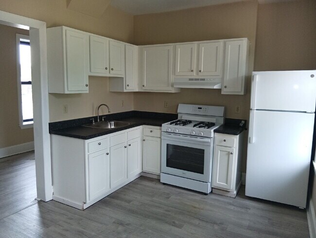 Building Photo - Bright Two Bedroom Apartment on Penn Ave., Wilkinsburg