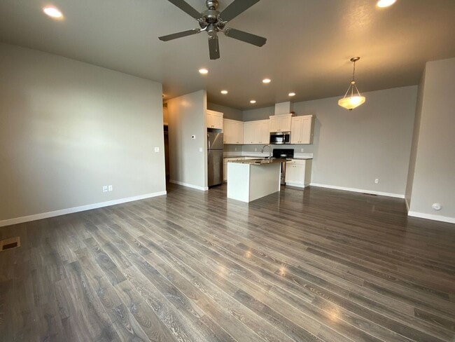 Building Photo - Newer Townhome