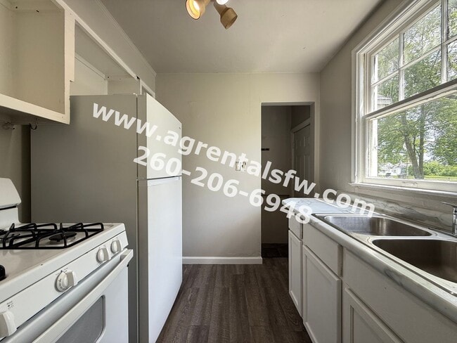 Building Photo - 2 Bedroom House
