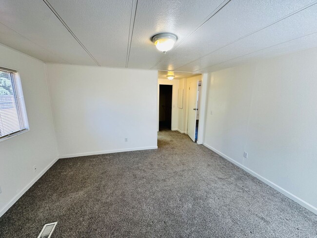 Building Photo - 14014 NE 70th Ave