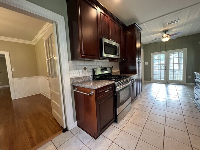Building Photo - Vintage 3 Bedroom Home in historic University Gardens near LSU Lakes!