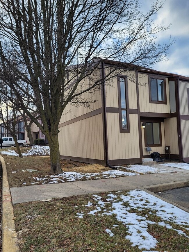 Building Photo - RENOVATED 3 Bedroom Community Treasure!