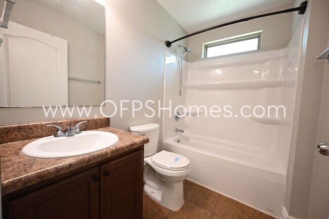 Building Photo - Home in South Crestview!