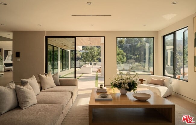 Building Photo - 2608 Zorada Dr