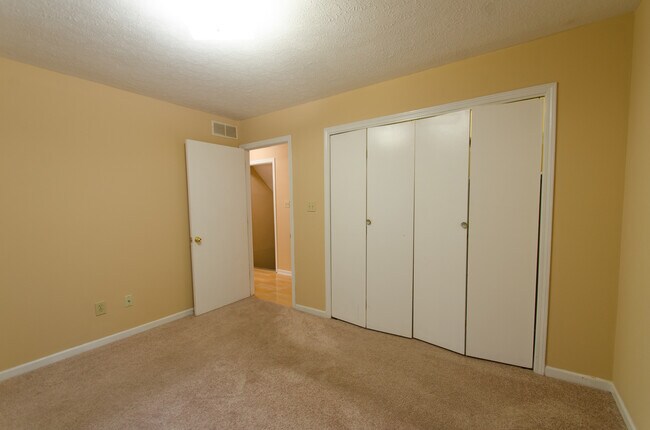 Building Photo - 4 bedroom, 2.5 bath: Available August 2026