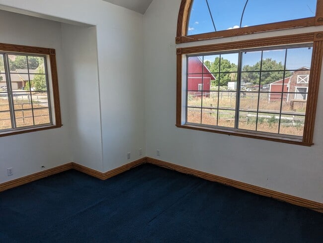 Building Photo - Very large 5 Bedroom