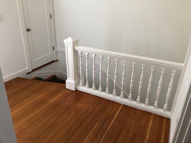 Building Photo - Huge top floor SF flat w/hardwood floors, ...