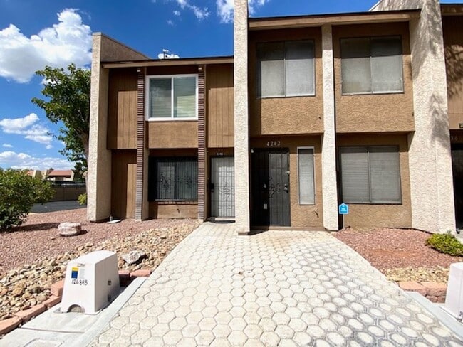 Building Photo - Renovated townhome features 2 Beds and 1.5...