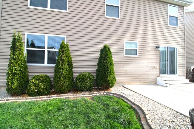 Building Photo - 221 Pecan Bluffs Dr