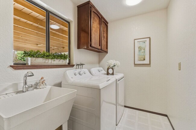 Building Photo - Quiet & Central Neighborhood - 3 Bedroom 2 Bathroom - Large Yard - Lawn Service Provided!