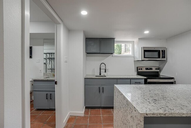 Building Photo - 568 W Quill Dr