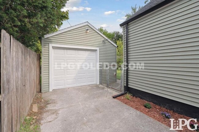 Building Photo - 2736 Northwood Ave