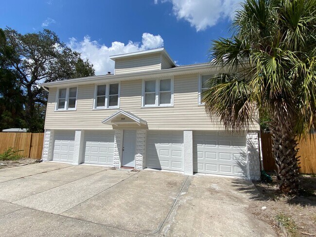 Building Photo - 18th Ave S Triplex