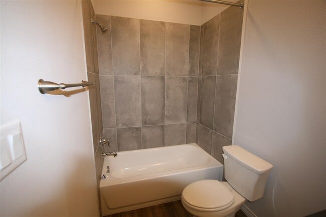 Building Photo - 217 Peruna Dr