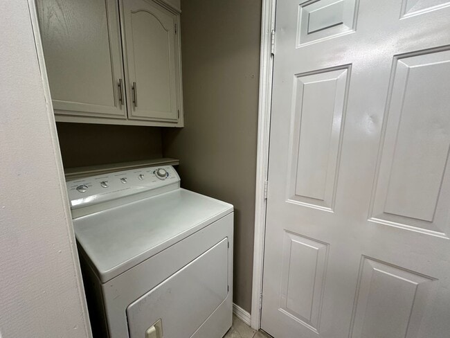 Building Photo - Come take a look at this 3-bedroom 2-bath home on the West side of Russellville.