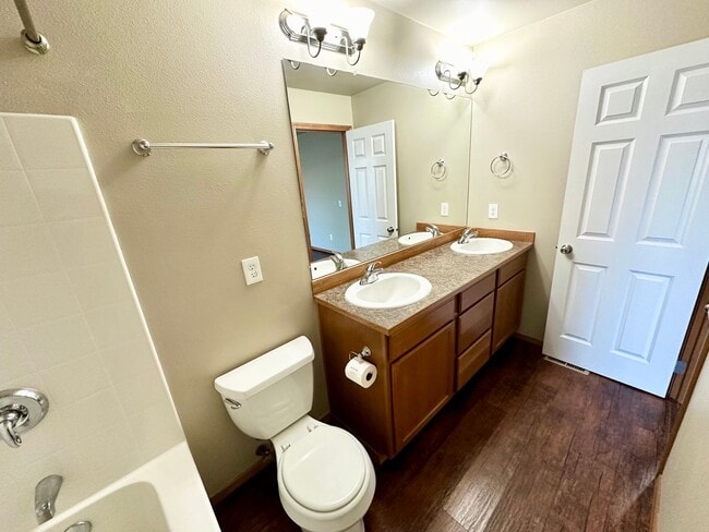 Building Photo - Spacious 3 Bedroom 2 Bathroom Home Now Available