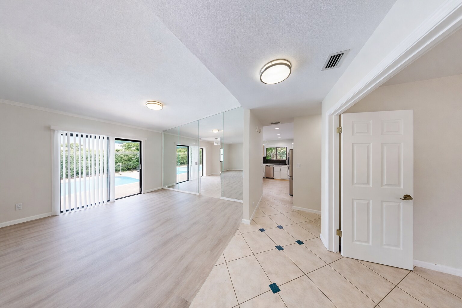 Building Photo - 609 White Water Dr