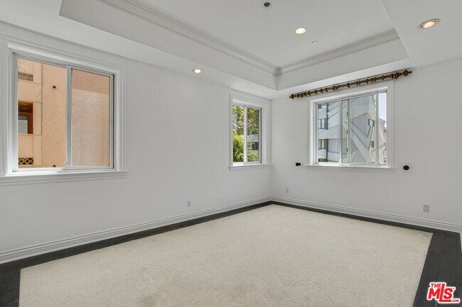 Building Photo - 132 S Maple Dr