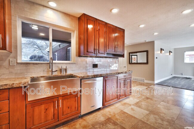 Building Photo - 2266 Brentwood Cir