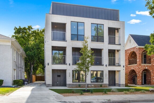 Building Photo - ** MOVE IN SUMMER 6/28/2028 ** 4 Bedroom 4.5 Bathroom Very Short walk to TCU campus