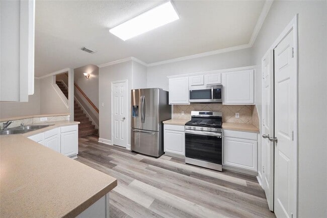 Building Photo - 6 Valewood Pl