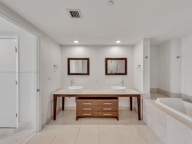 Building Photo - 475 Brickell Ave