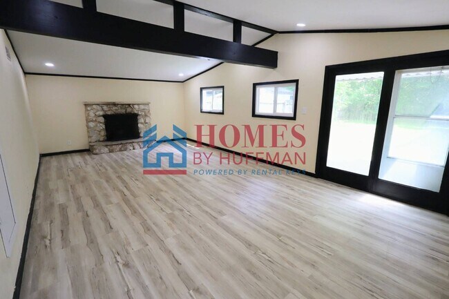 Building Photo - Three Bedroom | Detached Garage