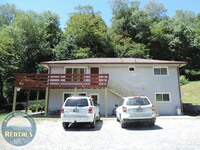 Building Photo - 3-Bed/1.5-Bath Duplex Unit Available - Clo...