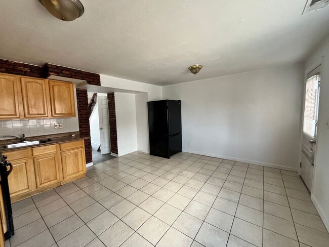 Building Photo - 3 bedroom 1 bath house