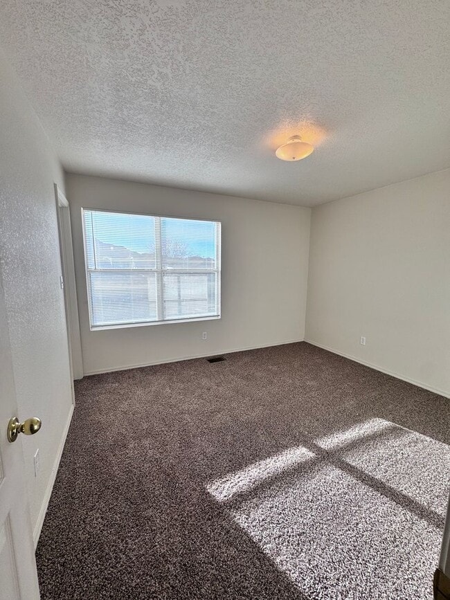 Building Photo - 3 bed 2 bath 2300 sq ft home-New Carpet