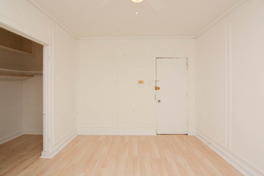 Building Photo - 4060 N Kenmore Ave
