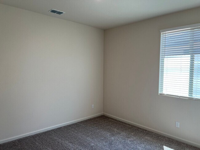 Building Photo - Gorgeous Newer Meadowlands, Residence 3 Mo...