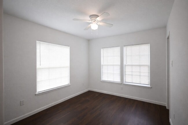 Building Photo - 916 Parkway Dr