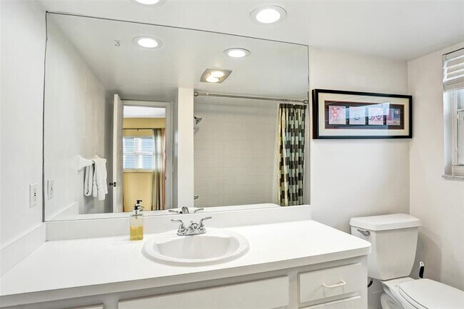 Building Photo - 1212 SE 2nd Ct